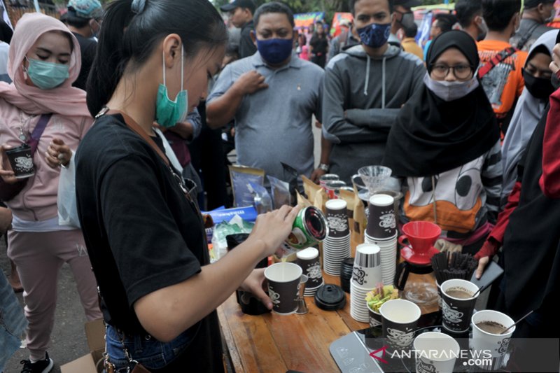 Pegiat kopi bagikan ribuan gelas kopi di Car Free Day Kambang Iwak