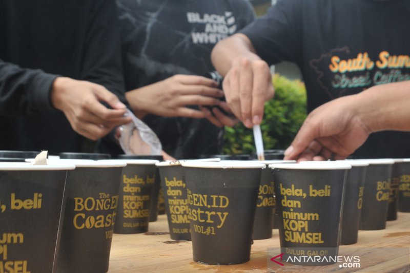 Pegiat kopi bagikan ribuan gelas kopi di Car Free Day Kambang Iwak