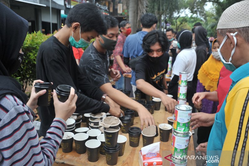 Pegiat kopi bagikan ribuan gelas kopi di Car Free Day Kambang Iwak