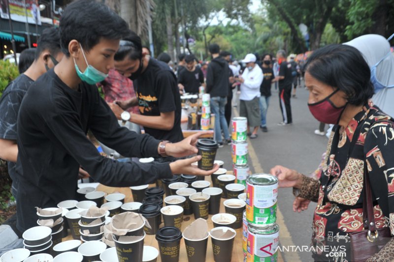 Pegiat kopi bagikan ribuan gelas kopi di Car Free Day Kambang Iwak