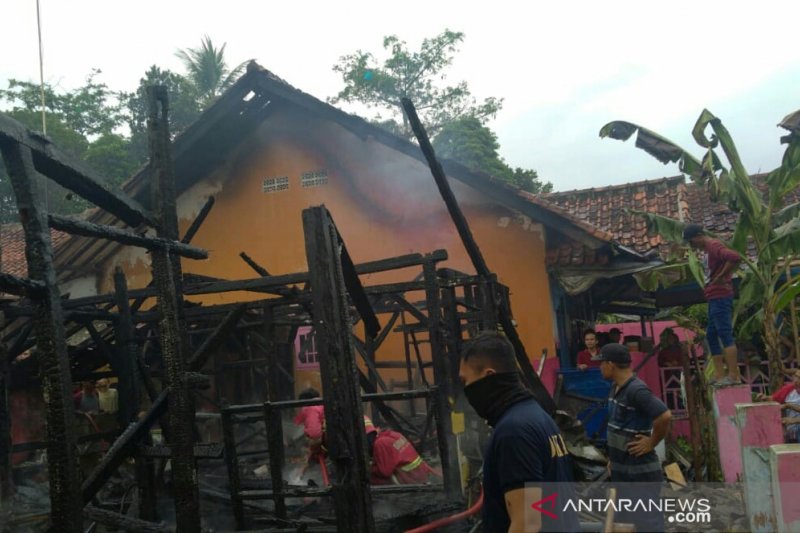 Lima rumah di Cikalongkulon Cianjur hangus terbakar diduga akibat arus pendek