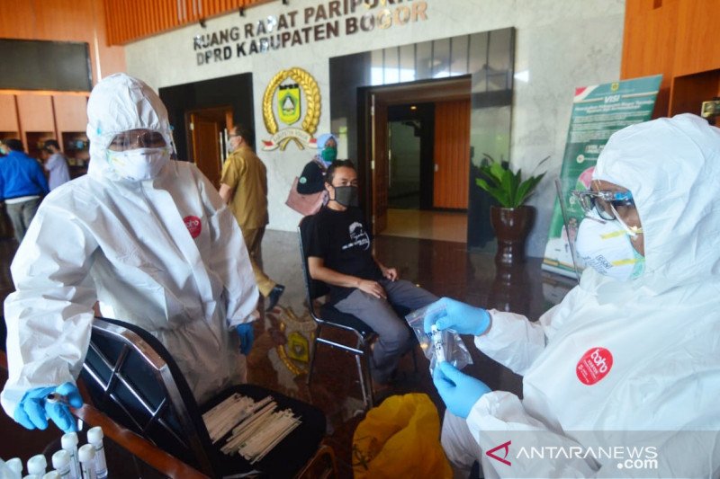 24 wartawan kontak erat Ketua DPRD Kabupaten Bogor jalani tes usap
