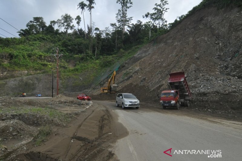 Pembersihan material longsor kebun kopi