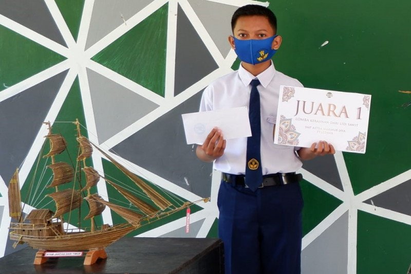 Siswa binaan Astra Agro kreasikan lidi kelapa sawit