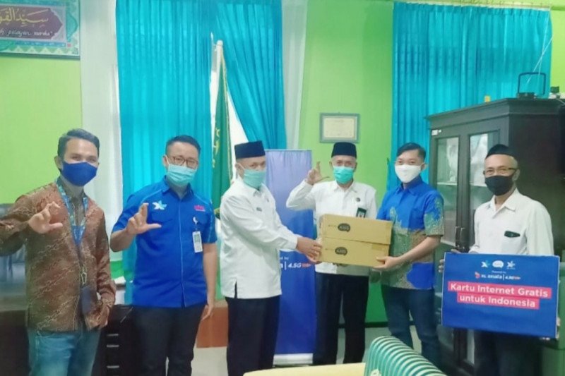 XL salurkan 500.000 paket internet gratis pelajar madrasah di Jawa Barat