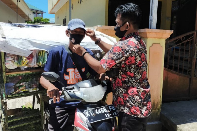 Tim pasangan IRAW bagi masker di Tarakan