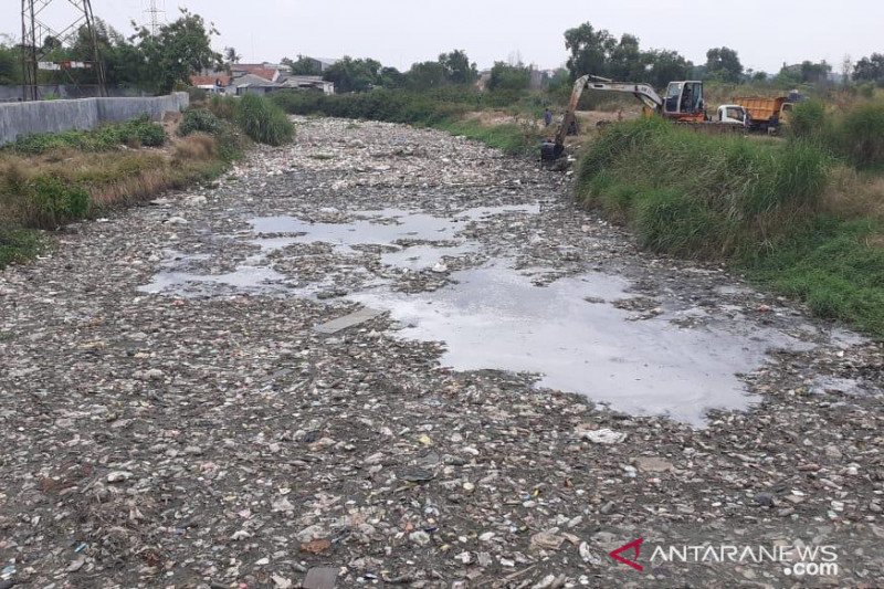 Sampah sepanjang 200 meter tutupi aliran Kali Blencong Bekasi