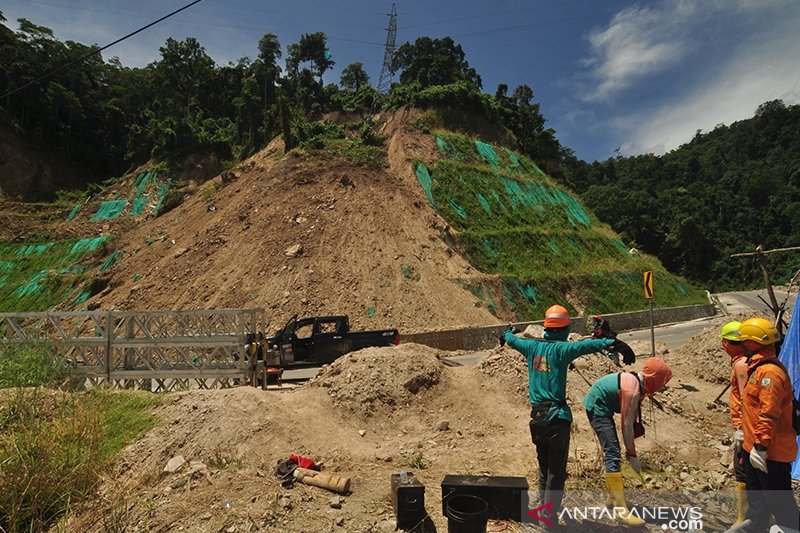 Tower transmisi SUTET nyaris roboh