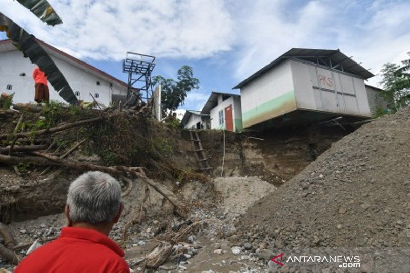 Abrasi sungai di Palu