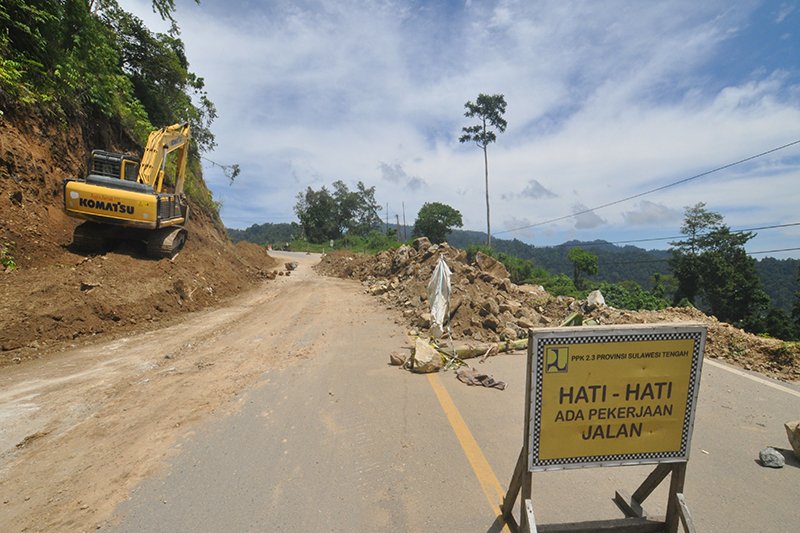 Alat berat berpaiki Jalur kebun kopi nyaris putus