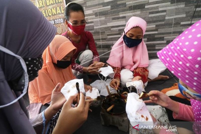 Membatik Masker Peringati Hari Batik