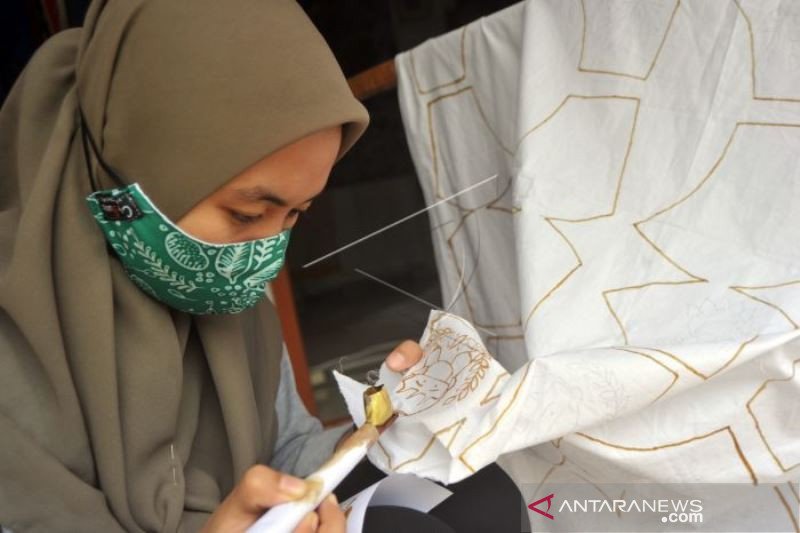 Pembuatan Masker Batik Ikon Minang