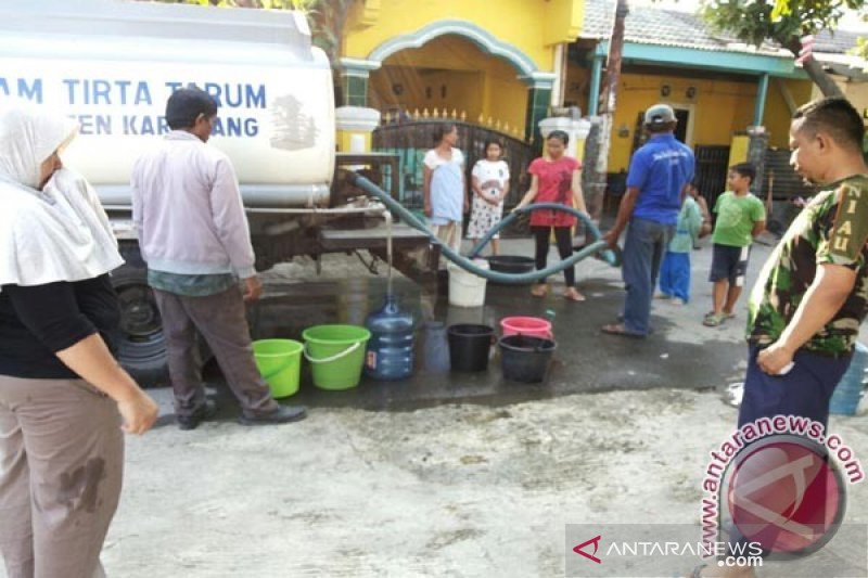 BPBD Karawang distribusikan bantuan air bersih ke daerah kekeringan di musim kemarau