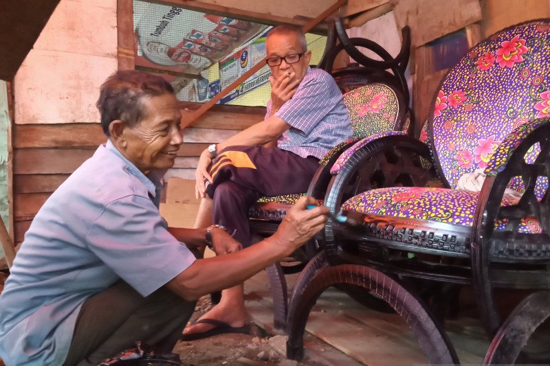 Penjualan kursi  olahan ban  bekas  lesu di Kabupaten Solok 