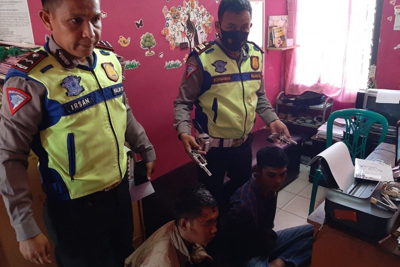 Polisi tangkap dua pemuda bawa senjata api rakitan