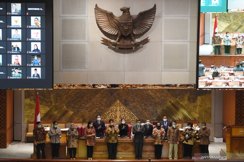 Politik kemarin, DPR setujui UU Ciptaker sampai survei kepuasan Jokowi