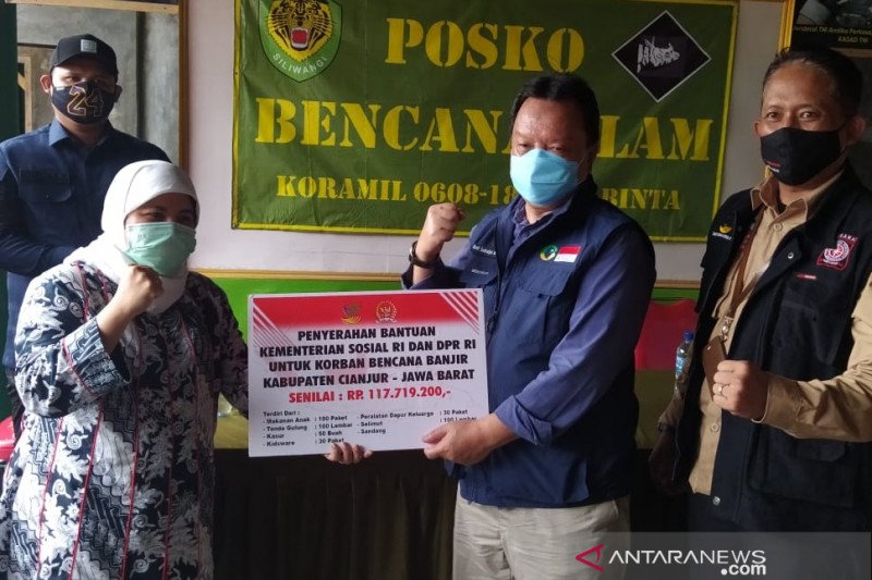 DPR dan Kemensos serahkan bantuan untuk korban bencana alam