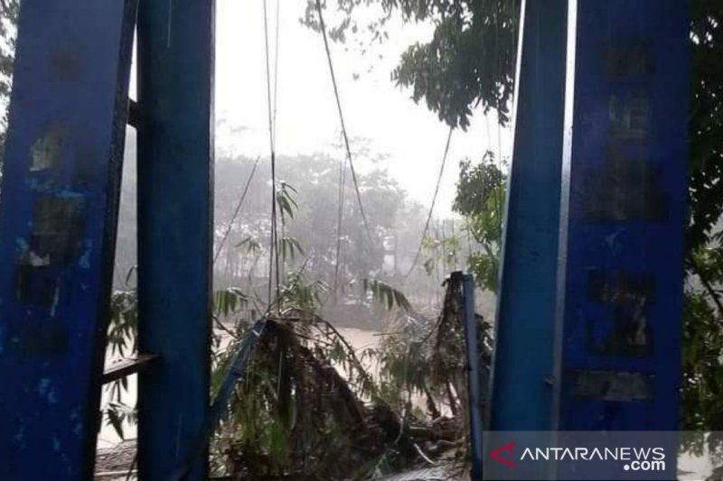 Cianjur bangun kembali jembatan yang putus akibat banjir