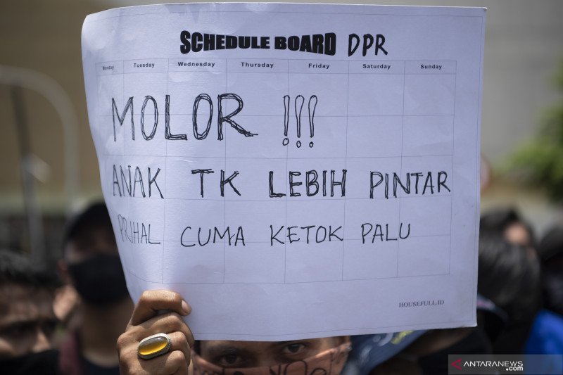 Aksi Tolak Omnimbus Law di Palembang