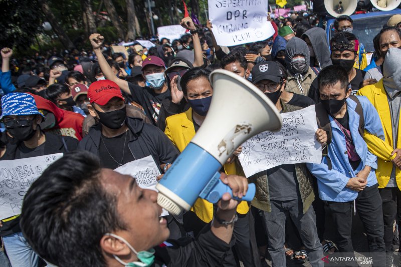 Aksi Tolak Omnimbus Law di Palembang