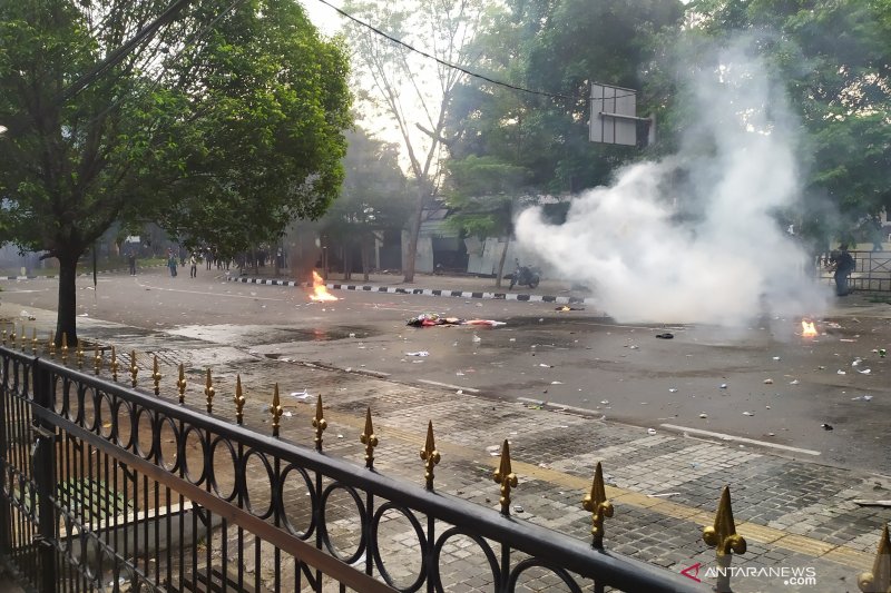 Aksi di Bandung kembali rusuh, polisi tembakan gas air mata
