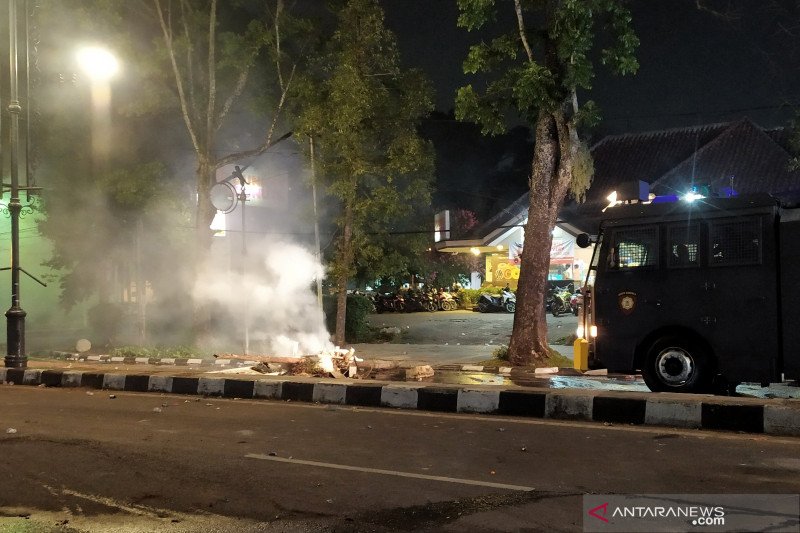 Polisi pukul mundur pengunjukrasa di Bandung hingga ke kawasan Dago