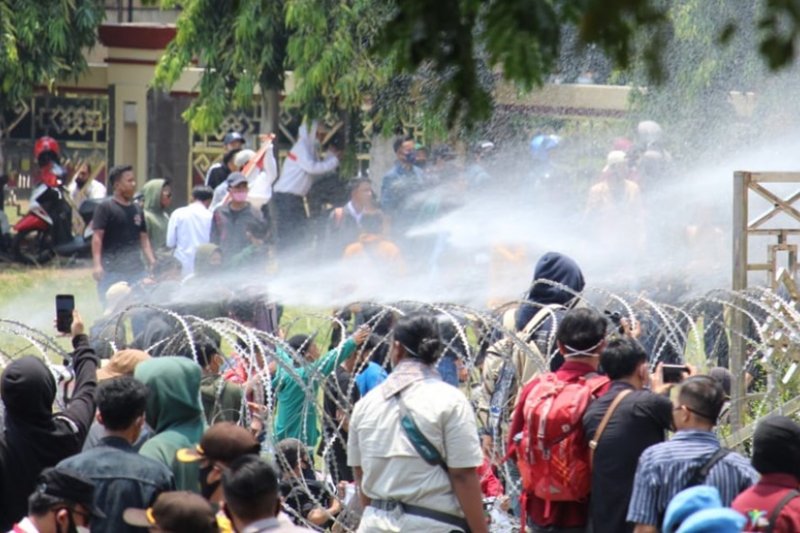 Aksi demo di kantor Pemprov Lampung
