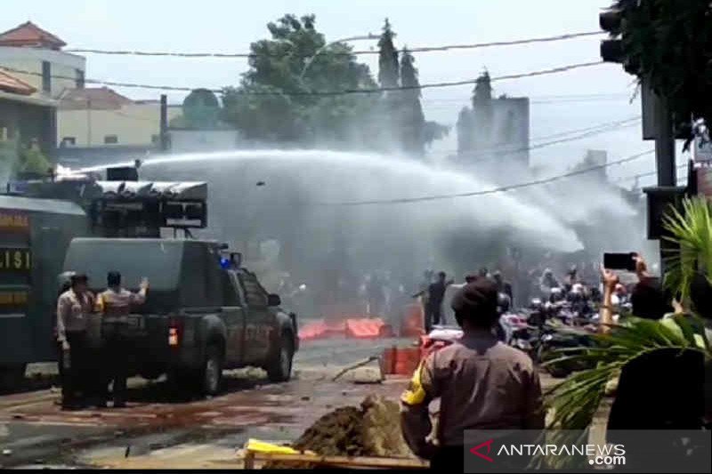 Polisi Cirebon bubarkan pengunjuk rasa tak berizin