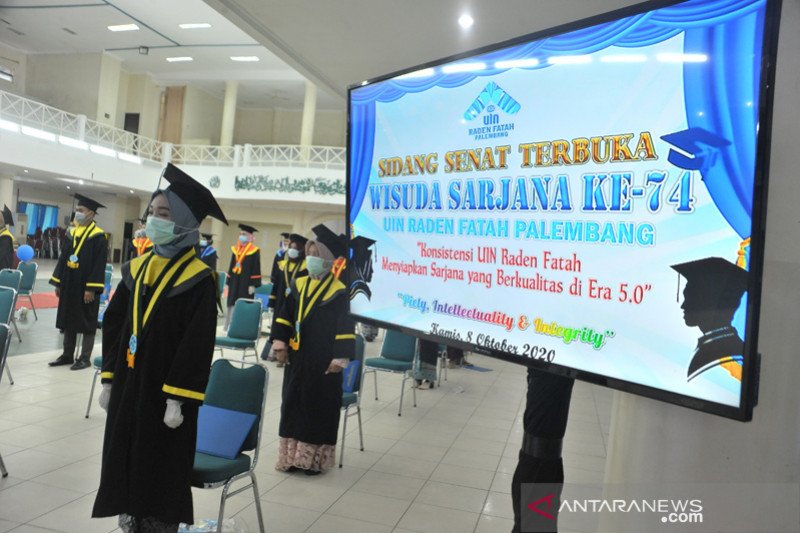 Wisuda dengan protokol kesehatan di Palembang