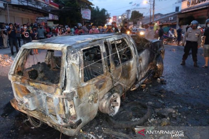 Demonstran Bakar Mobil Polisi