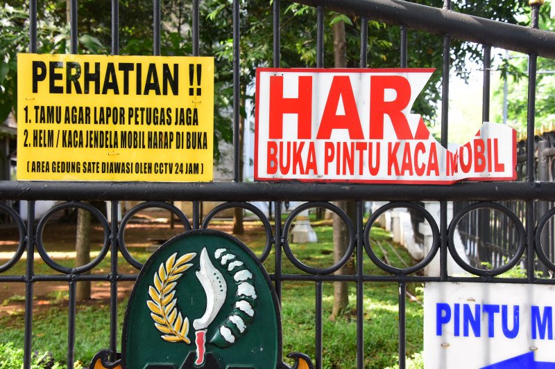 Pasca demo UU Cipta Kerja, sejumlah fasilitas umum di luar Gedung Sate rusak