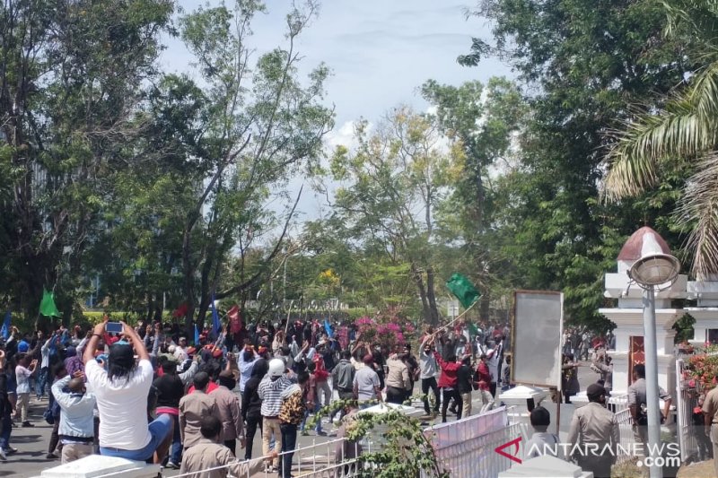 Tiga pelajar SMA ditahan akibat terlibat aksi unjuk rasa