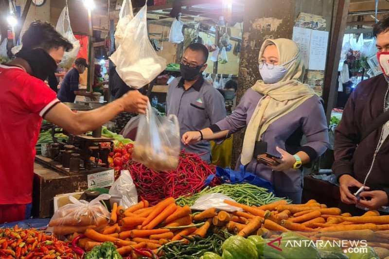 BUMD Pasar di Bogor mewajibkan pedagang pakai masker