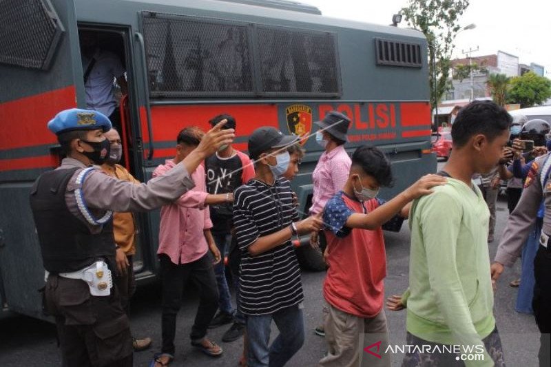 Polisi Amankan Seratusan Pelajar Dan Preman Terlibat Ricuh Di Padang