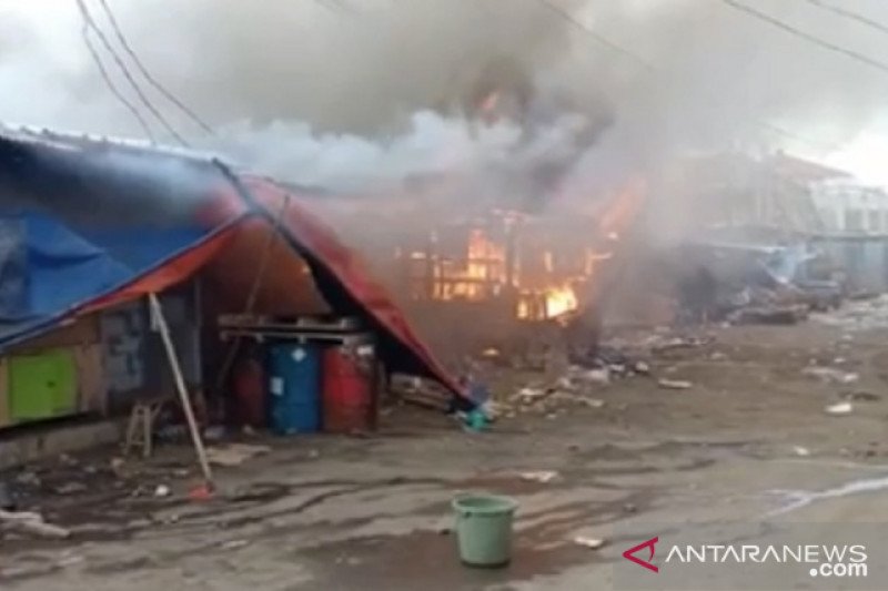 Sejumlah kios pedagang di tempat penampungan Pasar Cibadak Sukabumi terbakar