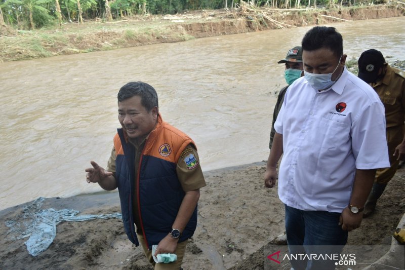 Lima rumah warga terbawa hanyut banjir bandang di Garut