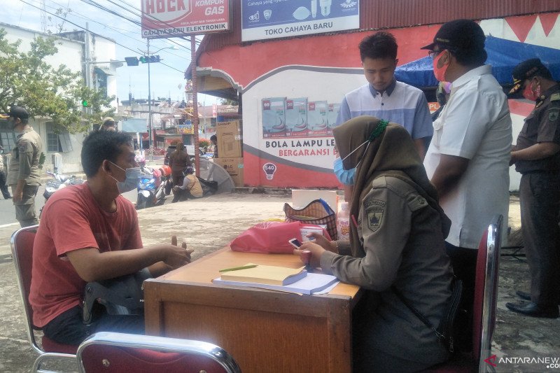 165 orang pelanggar protokol kesehatan terjaring razia selama operasi penegakan Perda AKB di Pariaman