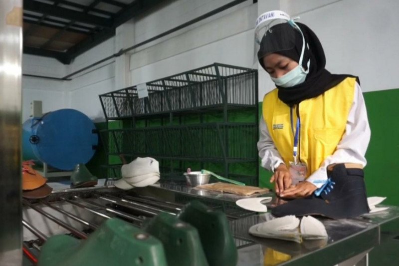 Produsen Sepatu Lokal Bandung Resmikan Pabrik Pertama Saat Pandemi Antara News