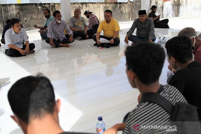 MAHASISWA MEMINTA PDI PERJUANGAN DAN GOLKAR TOLAK UU CIPTA KERJA