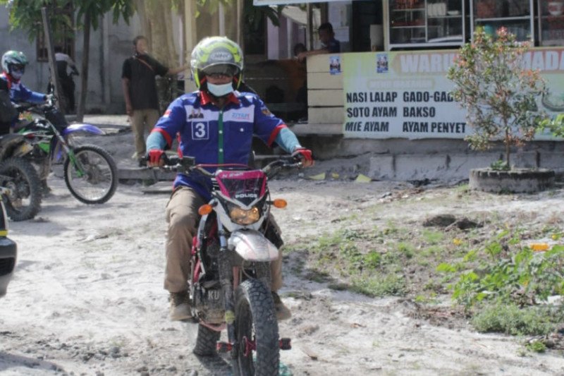 Zainal mengendarai motor temui warga perbatasan Kaltara