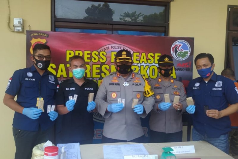 Polres Cianjur ringkus tiga bandar obat dan ganja