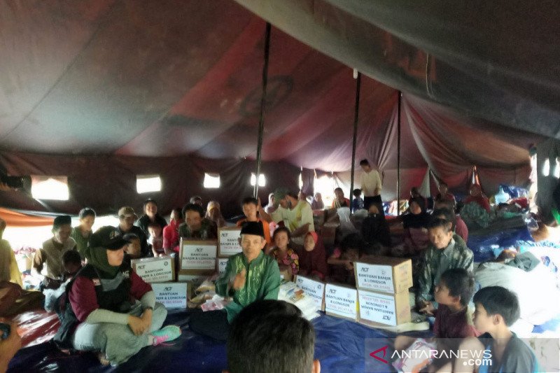 Puluhan warga mengungsi akibat tanah longsor di Tasikmalaya