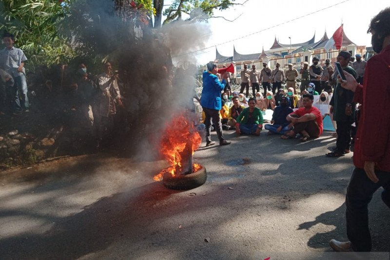 Sambil membakar ban, Aliansi mahasiswa Pasaman Barat unjuk rasa ke DPRD tolak UU Cipta Kerja