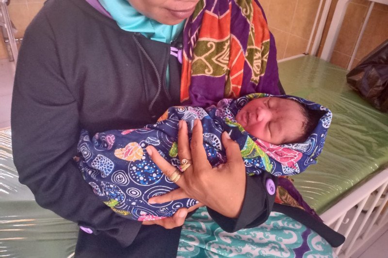 Bayi lengkap dengan ari-ari ditemukan warga di tempat jual buah Desa Jorok Utan
