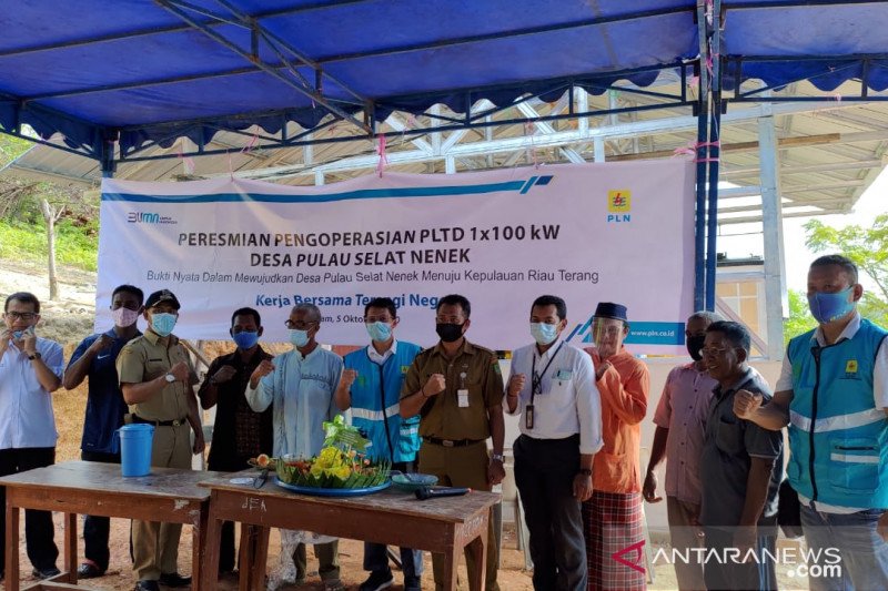 Masyarakat Pulau Jaloh dan Selat Nenek mulai merasakan listrik