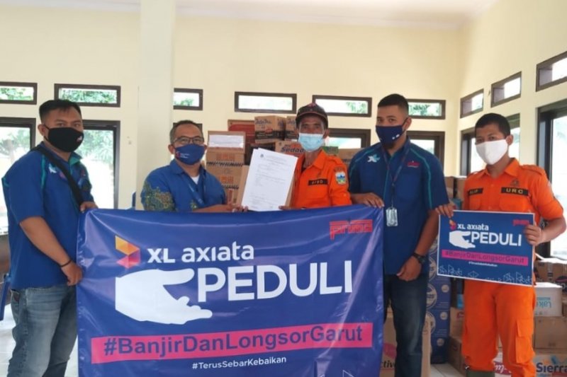 Longsor dan banjir di Tasikmalaya dan Garut, XL Axiata salurkan bantuan dan pastikan jaringan normal