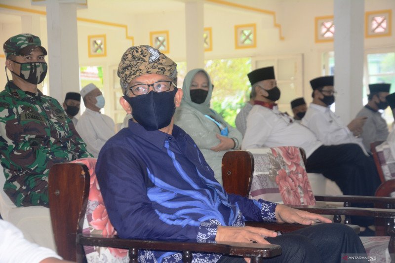 AWe tinggalkan 12 capaian memimpin Lingga