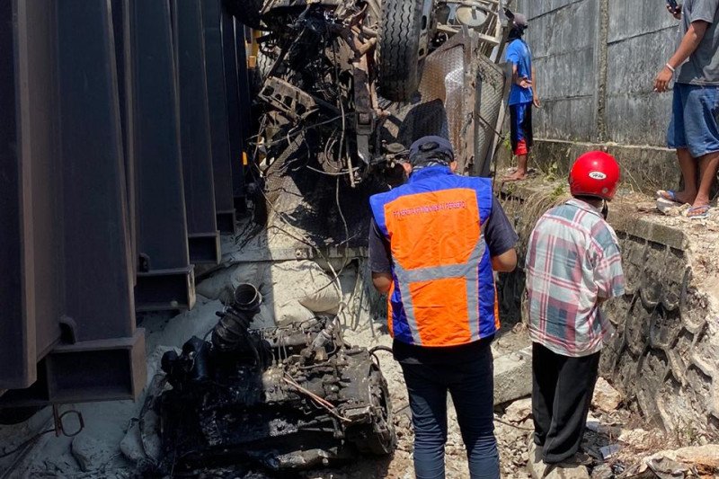 Truk rem blong tabrak rangkaian kereta babaranjang