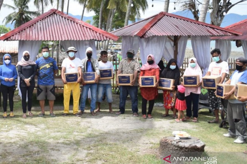 Polres Palu bagi sembako kepada masyarakat terdampak COVID-19