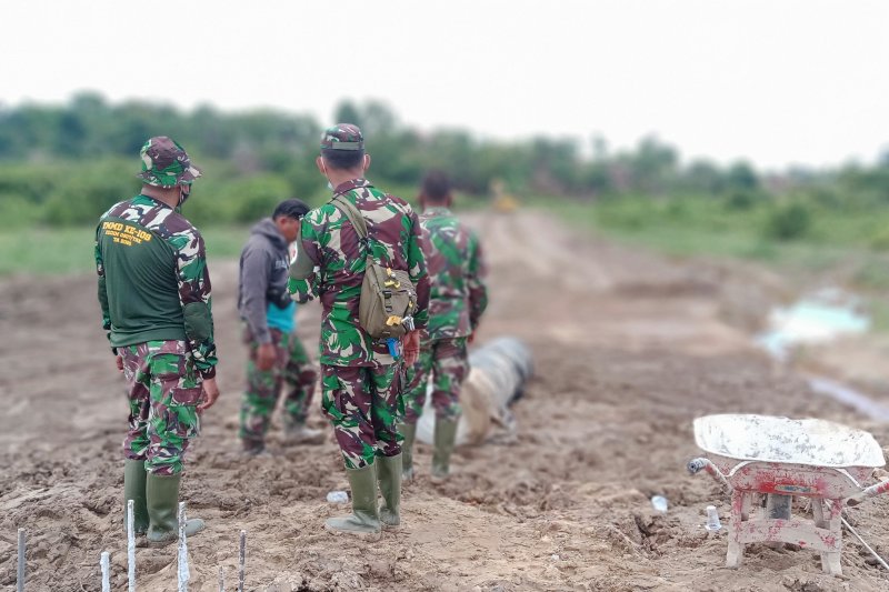 Anak kampung Swaran beri semangat Satgas TMMD yang bangun jembatan